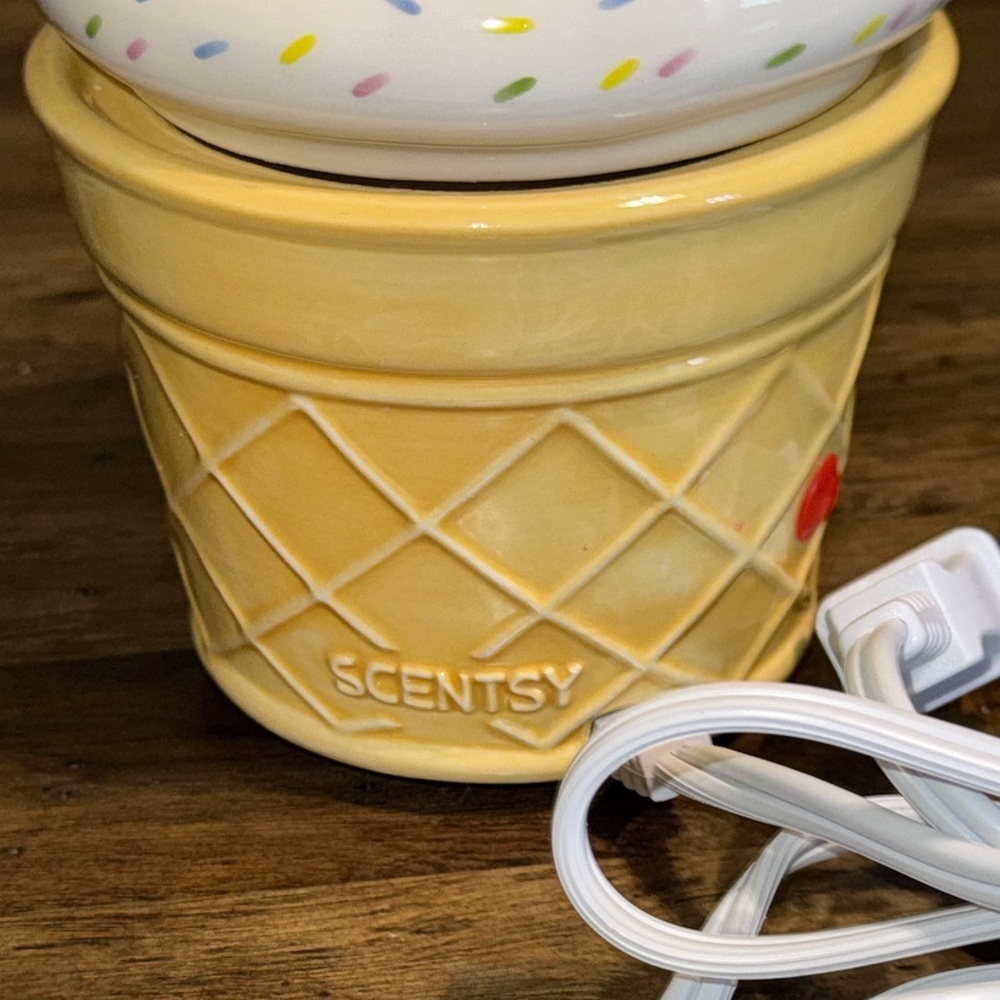 SALE Scentsy Home ICE CREAM CONE Element Fragrance Wax Melt Warmer confetti colo - Picture 4 of 10